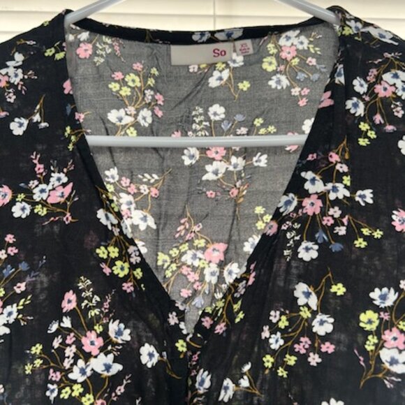 SO Brand Floral Blouse, NWOT Size XS - Picture 3 of 4
